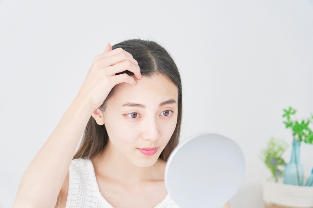 20代女性の薄毛はなぜ起こる?|薄毛・抜け毛の原因と対策を解説